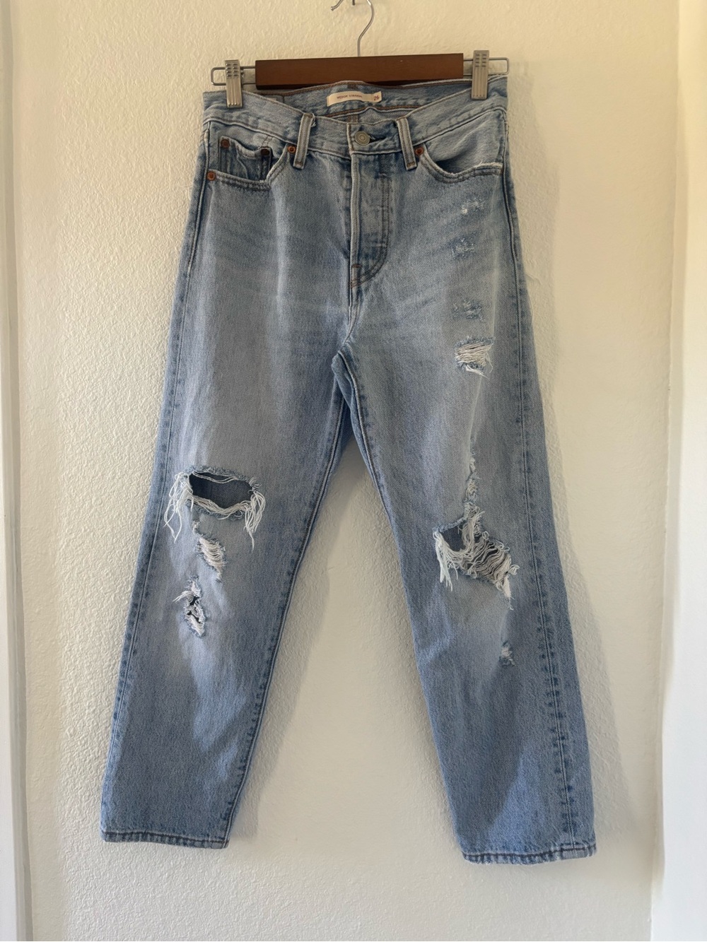 Levi’s premium wedgie straight Light Blue Distressed 100% cotton crop Jeans 26